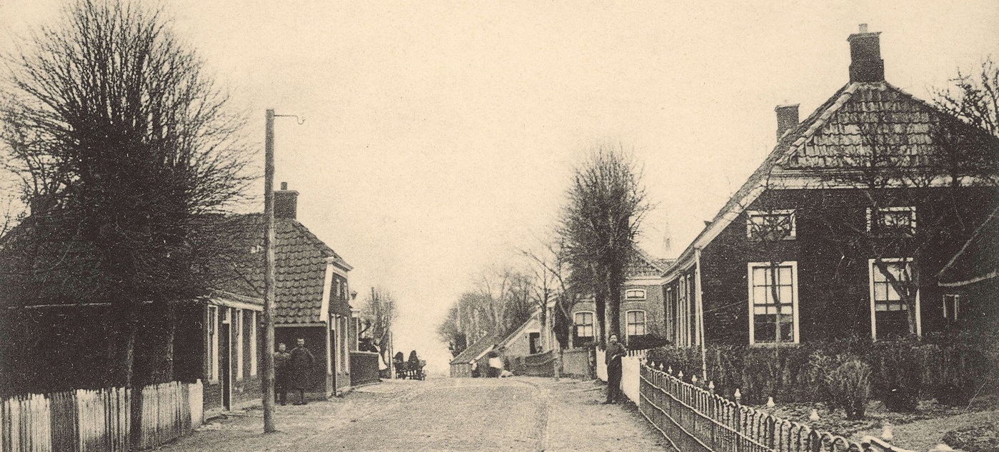Ansichtkaart 'Groet uit Woldendorp'. Uitgever J.F. Stuit. Foto is gemaakt tussen 1900 en 1905. Bron: RHC GA, Beeldbank Groningen.